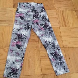 Lululemon cropped yoga legging size 2 gray floral